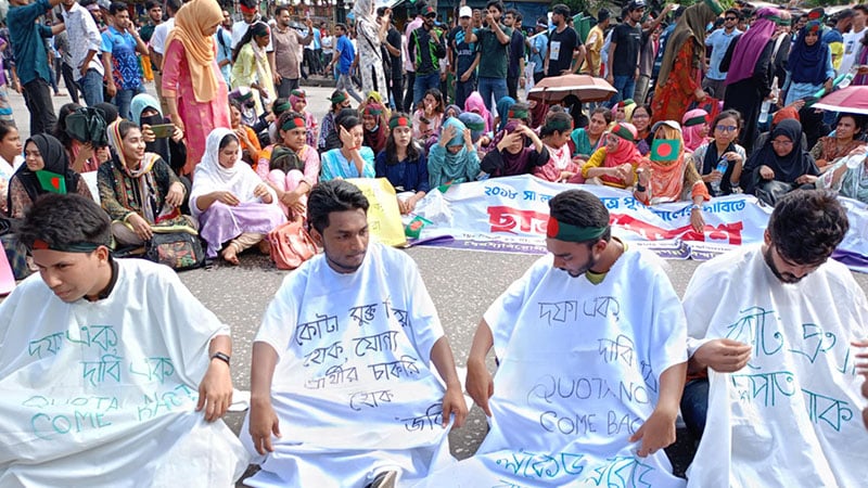 কাফনের কাপড় গায়ে জড়িয়ে জিরোপয়েন্ট দখল, গুলিস্তানসহ আশপাশের এলাকা অচল