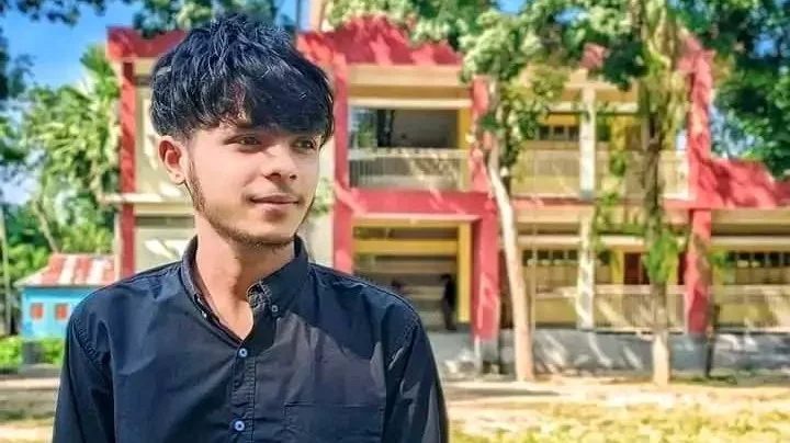 ফেসবুকে স্ট্যাটাস দিয়ে কলেজ ছাত্রের আত্মহত্যা