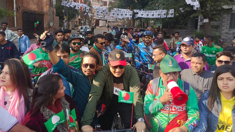 সাইকেল চালিয়ে নৌকায় ভোট চাইলেন ফেরদৌস