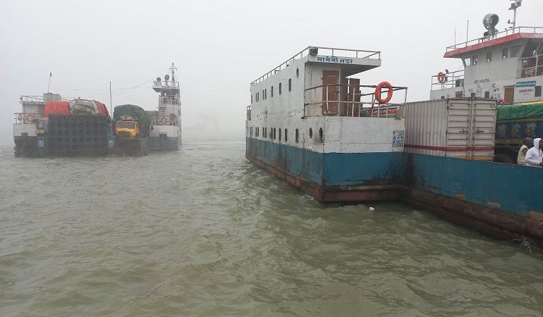পাটুরিয়া-দৌলতদিয়া নৌরুটে ফেরি চলাচল বন্ধ