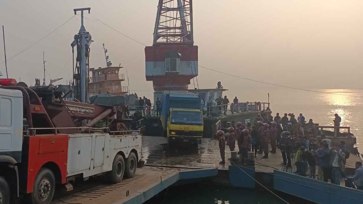 ডুবে যাওয়া ফেরি থেকে ২ কাভার্ডভ্যান উদ্ধার