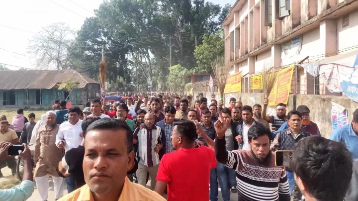সাংবাদিক ইলিয়াসের বিরুদ্ধে বিএনপির ঝাড়ু মিছিল