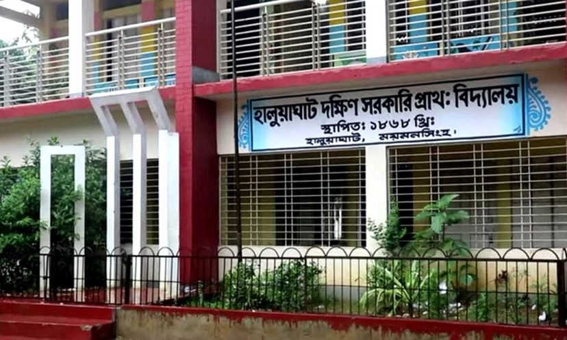 শ্রেণিকক্ষের দরজা খুলে মেয়ে দেখল ভেতরে বাবার লাশ