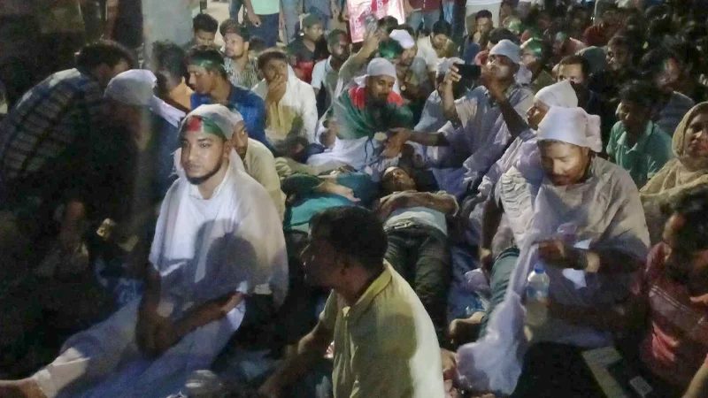 যমুনায় প্রবেশ করলো চাকরিপ্রত্যাশীদের প্রতিনিধি দল