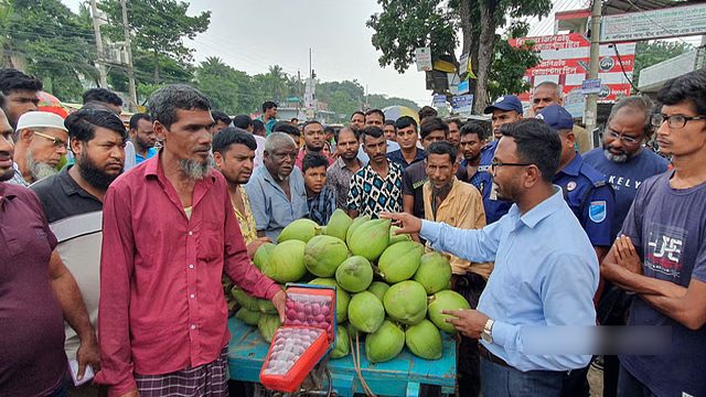 ফরিদপুরে ভোক্তা অধিদপ্তরের অভিযান: ২০০ টাকার ডাব ১২০ টাকায় বিক্রি
