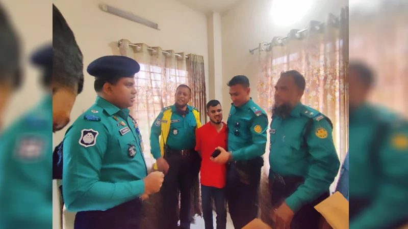 রাজধানীতে বাসে আগুন দেয়ার সময় আটক ১