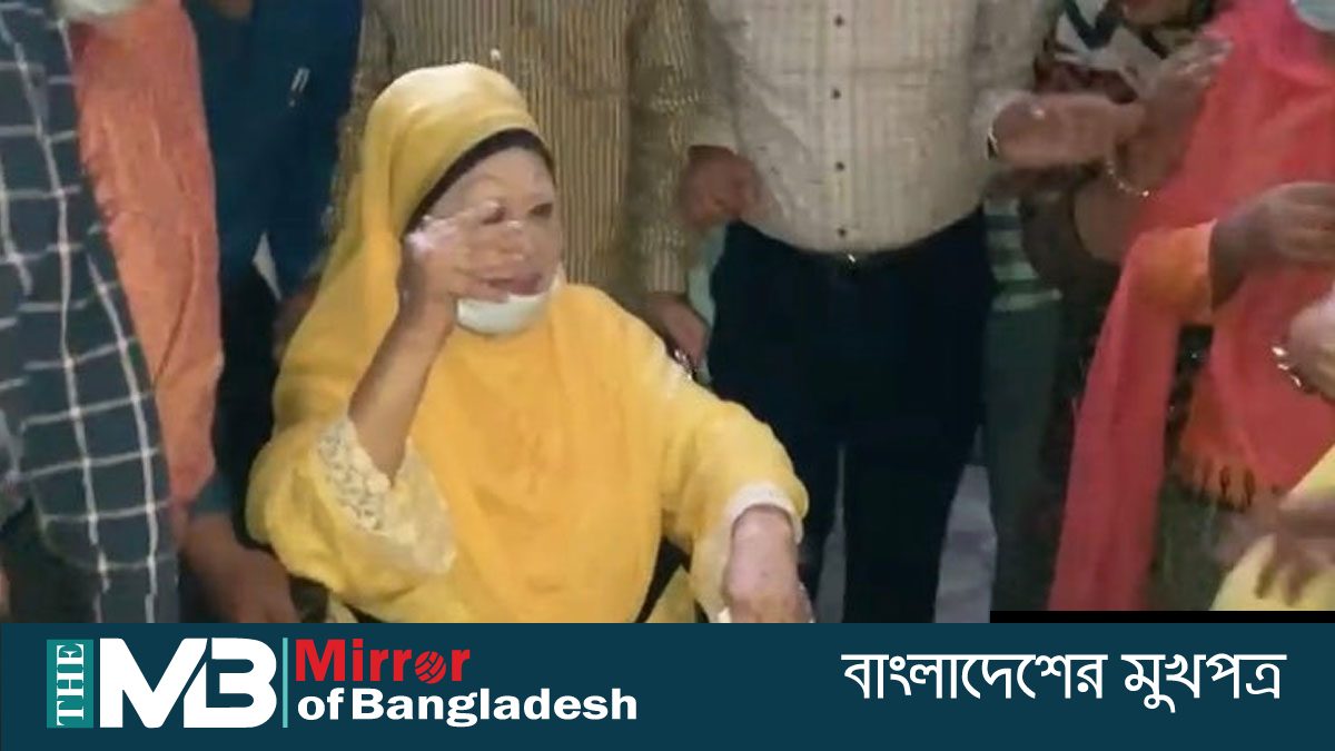 হাত তুলে নেতাকর্মীদের সালামের জবাব দিলেন খালেদা জিয়া