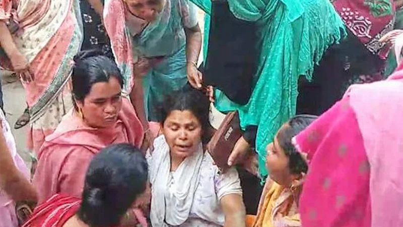 অসুস্থ বাবাকে দেখতে চাওয়ায় স্ত্রীকে লাথি মারলেন স্বামী, অতঃপর...
