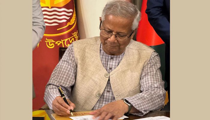 স্মারক ডাকটিকিট অবমুক্ত করলেন প্রধান উপদেষ্টা