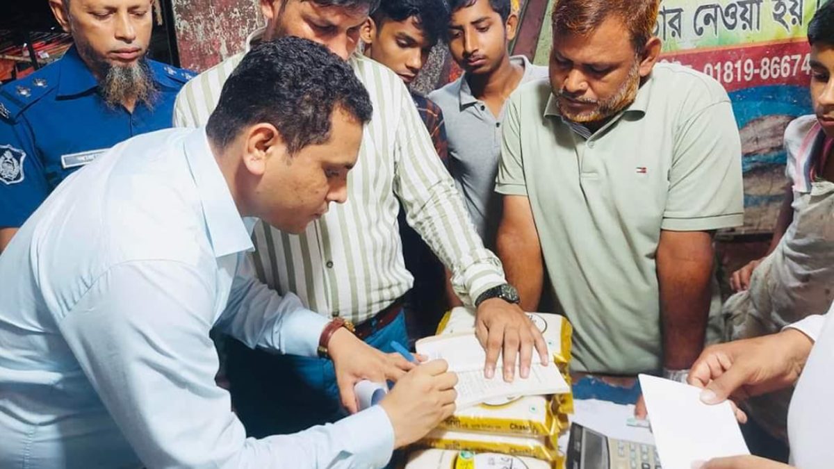 বেশি দামে পণ্য বিক্রি, ৮ দোকানিকে জরিমানা