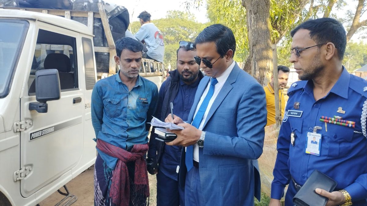 নৌকার পোস্টার ছেঁড়ায় স্বতন্ত্র প্রার্থী সমর্থককে জরিমানা
