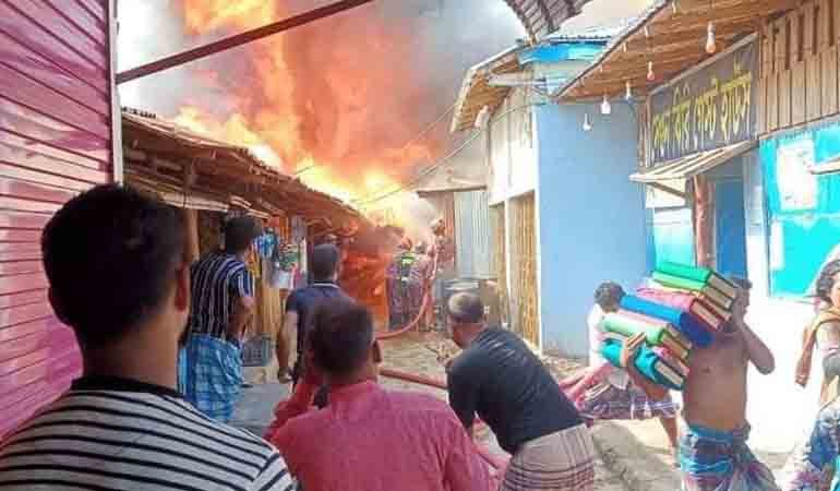 থানছি বাজারে আগুনে ভস্মীভূত ৫০ দোকান