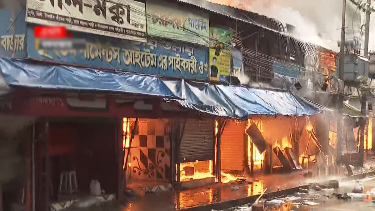 মার্কেটের চার দিক থেকে আগুন নিয়ন্ত্রণে কাজ করছে ফায়ার সার্ভিস