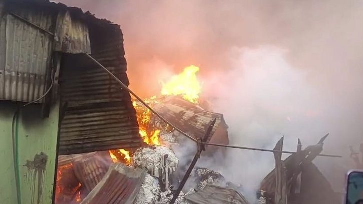 গাজীপুরে ঝুটের গুদামে আগুন, নিয়ন্ত্রণে ফায়ার সার্ভিসের ৬ ইউনিট