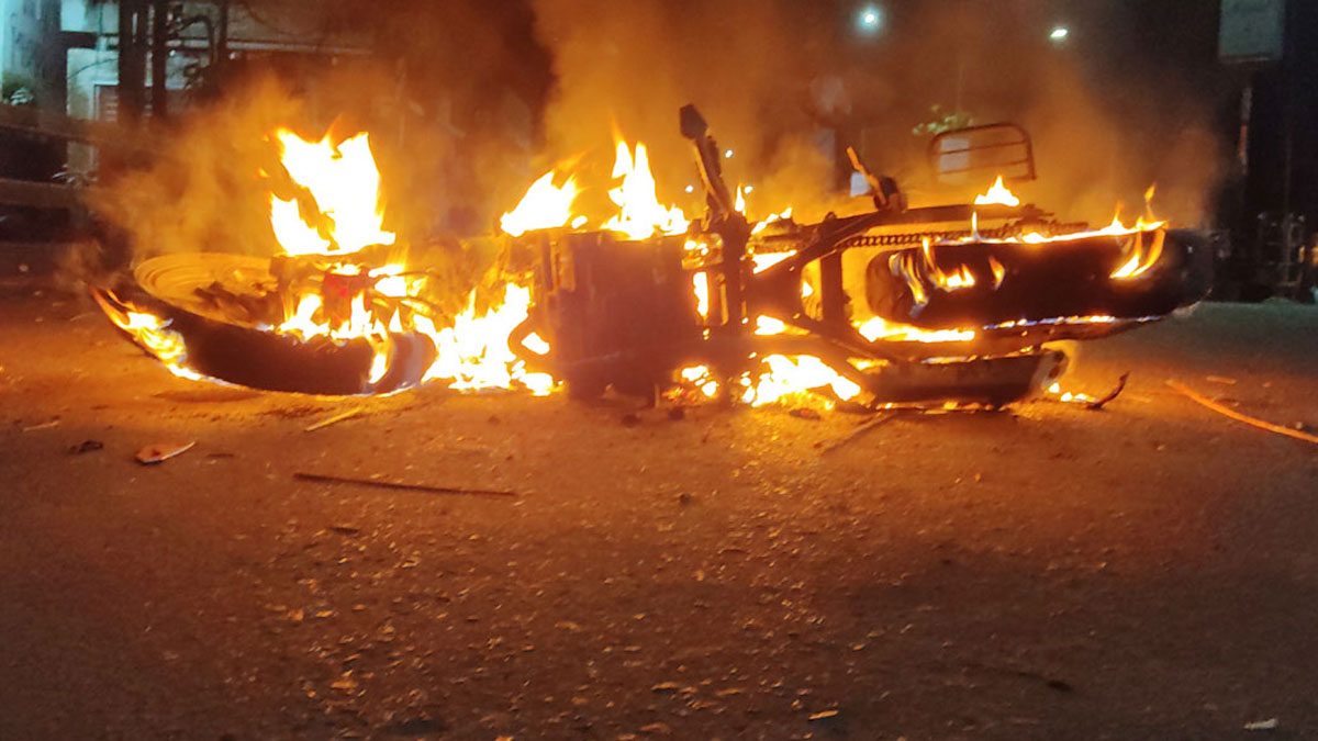 রামপুরায় মোটরসাইকেলে আগুন