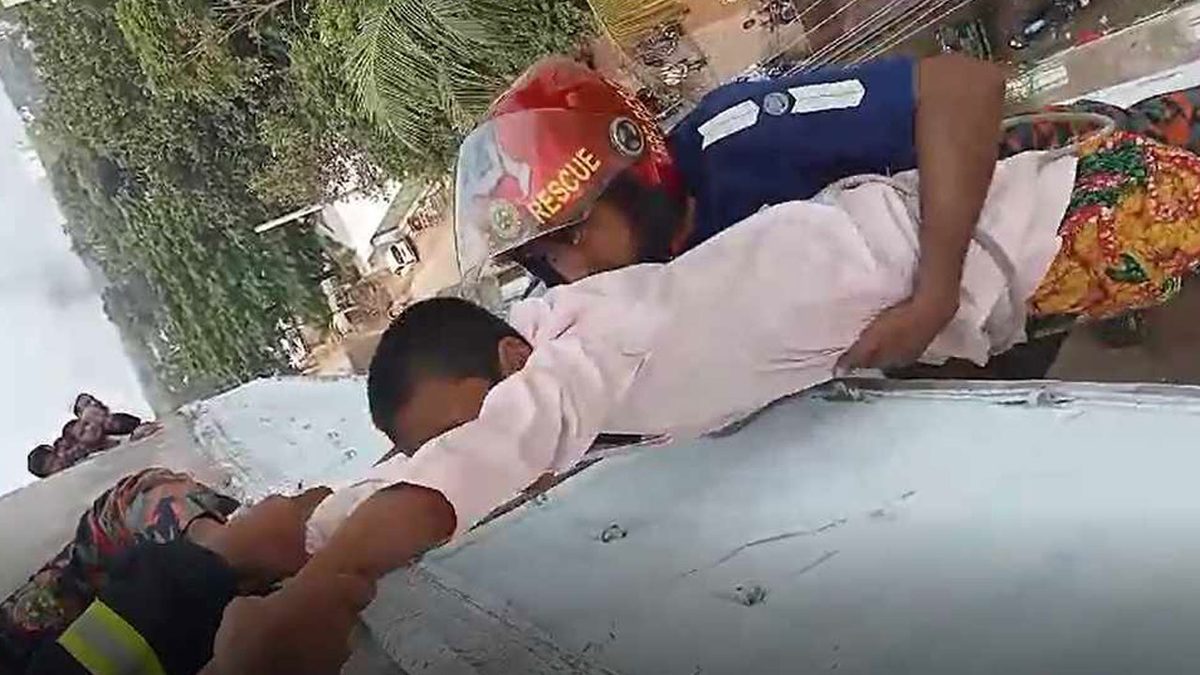 ৯৯৯-এ ফোন পেয়ে পাঁচতলা ভবনের কার্নিশে আটকে পড়া শিশু উদ্ধার