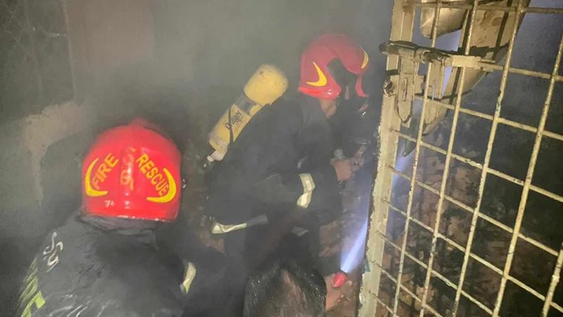 পুরান ঢাকায় প্রিন্টিং প্রেসের আগুন নিয়ন্ত্রণে