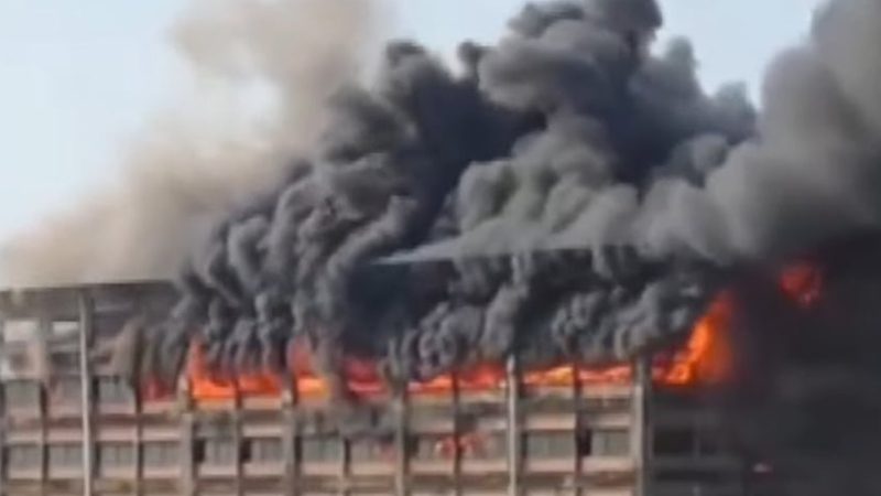 চট্টগ্রামে অগ্নিকাণ্ড: নিয়ন্ত্রণে ফায়ার সার্ভিসের সঙ্গে যোগ দিয়েছে নৌবাহিনী