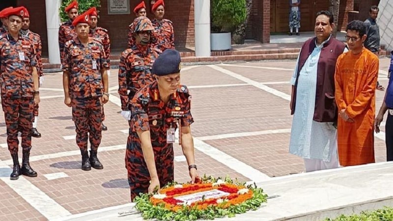 বঙ্গবন্ধুর সমাধিতে ফায়ার সার্ভিসের ডিজির শ্রদ্ধা