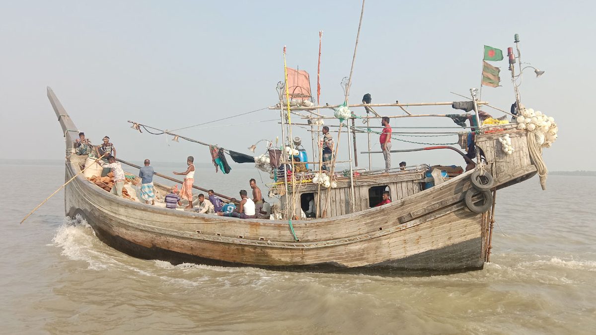 মধ্যরাত থেকে ৬৫ দিন সমুদ্রে মাছ ধরায় নিষেধাজ্ঞা