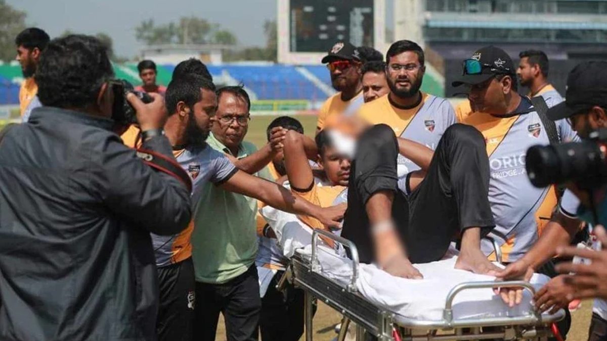 মাথায় বল লেগে আহত মোস্তাফিজ,নেয়া হলো হাসপাতালে