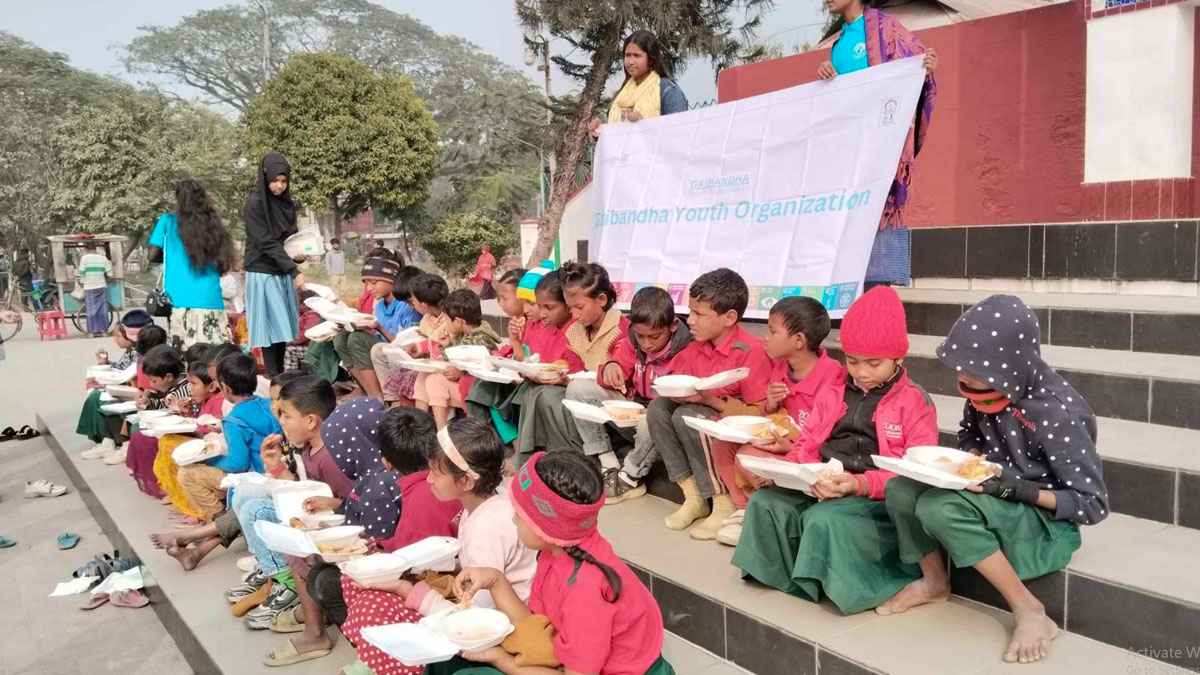 পিঠাপুলি উৎসেব উচ্ছ্বসিত পথশিশুরা