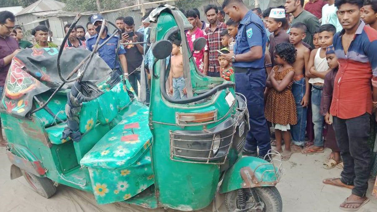 গাইবান্ধায় বাসচাপায় অটোরিকশার ৪ যাত্রী নিহত