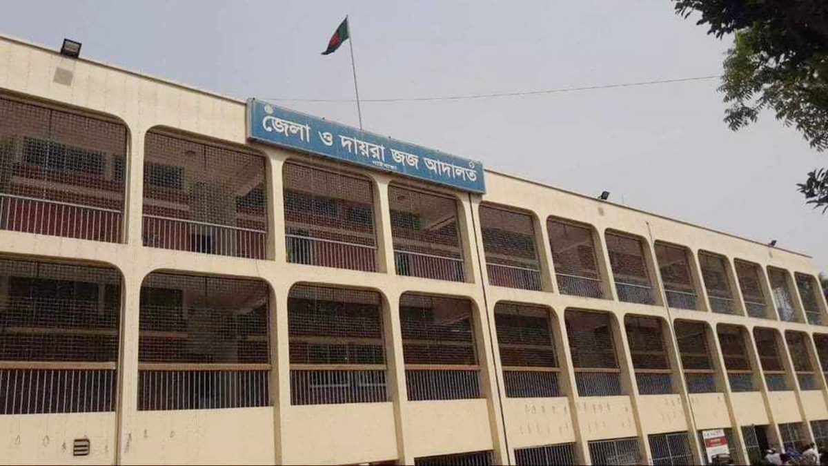 গাইবান্ধায় আদালতে বিচারকের মাথায় খেলনা পিস্তল ঠেকিয়ে দিল যুবক!