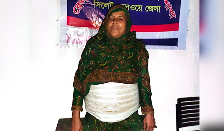 নারীর পেটে মিলল গাঁজা !