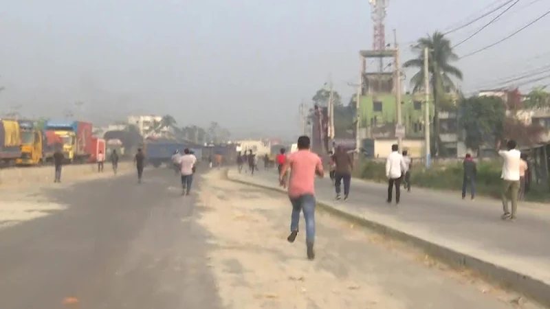 অবরোধে বগুড়ায় গাড়ি ভাঙচুর, ককটেল বিস্ফোরণ