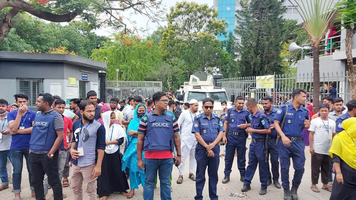গাজীপুরে পুলিশের গাড়িতে আগুনের ঘটনায় আটক ৭, কারখানা বন্ধ