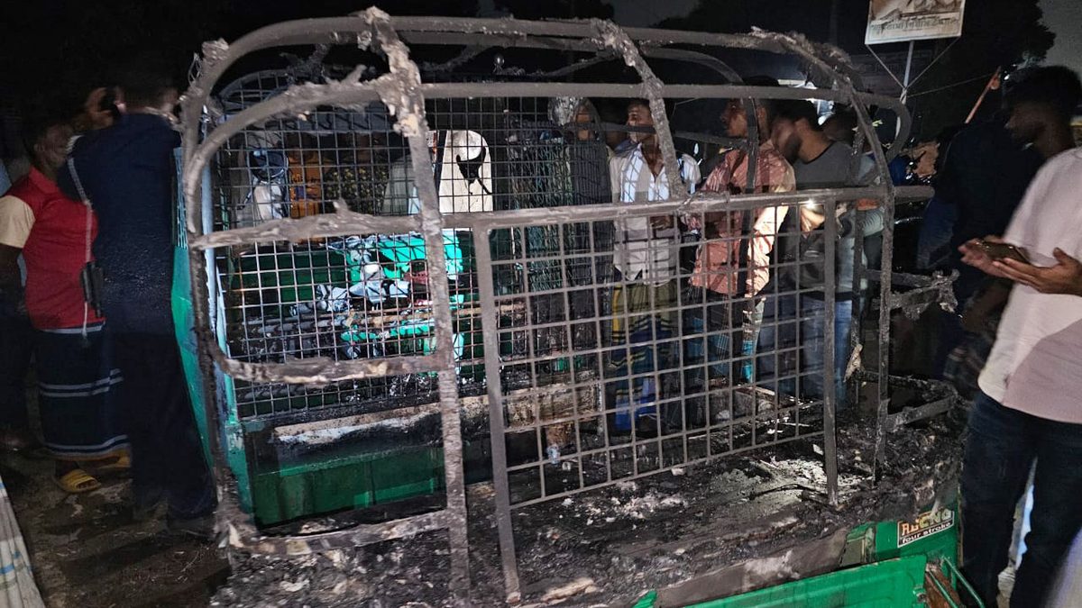 গাজীপুরে সিএনজি অটোরিকশায় আগুন