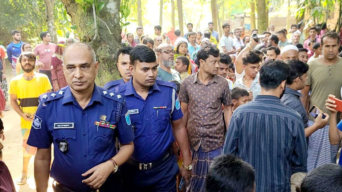 ঘরে স্ত্রীর সঙ্গে প্রেমিক, দু'জনকেই কোপালেন স্বামী