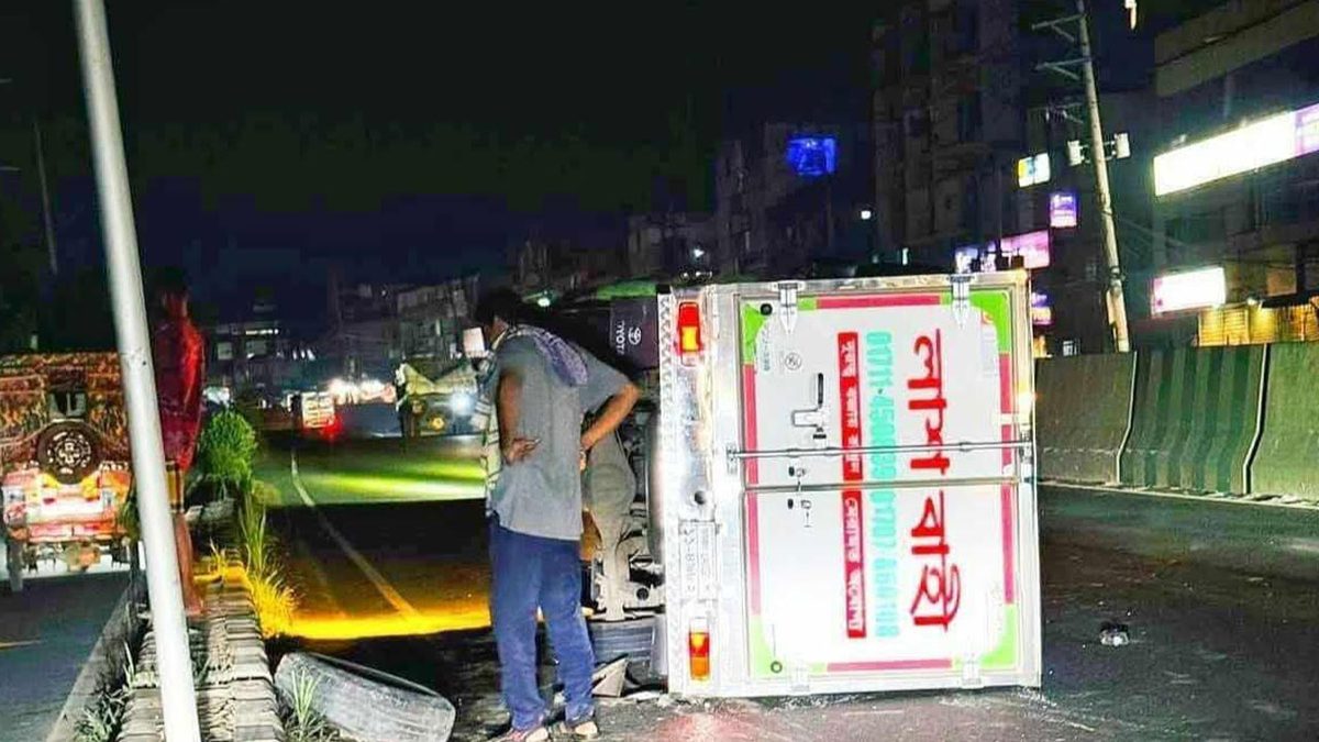 তানভীরের মরদেহ বাড়ি নেওয়ার পথে উল্টে গেল লাশবাহী ফ্রিজার ভ্যান