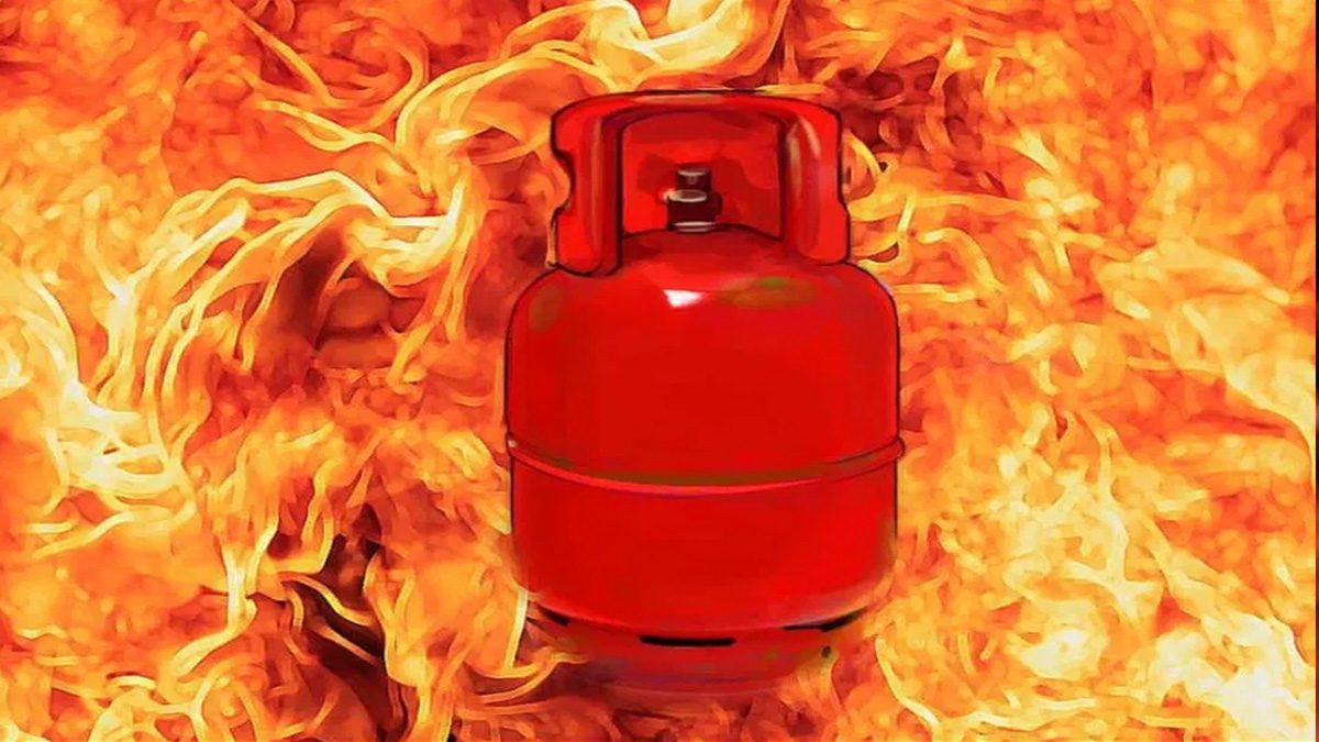 গ্যাসের চুলা ধরানোর সময় আগুনে স্বামী-স্ত্রীসহ দগ্ধ ৪