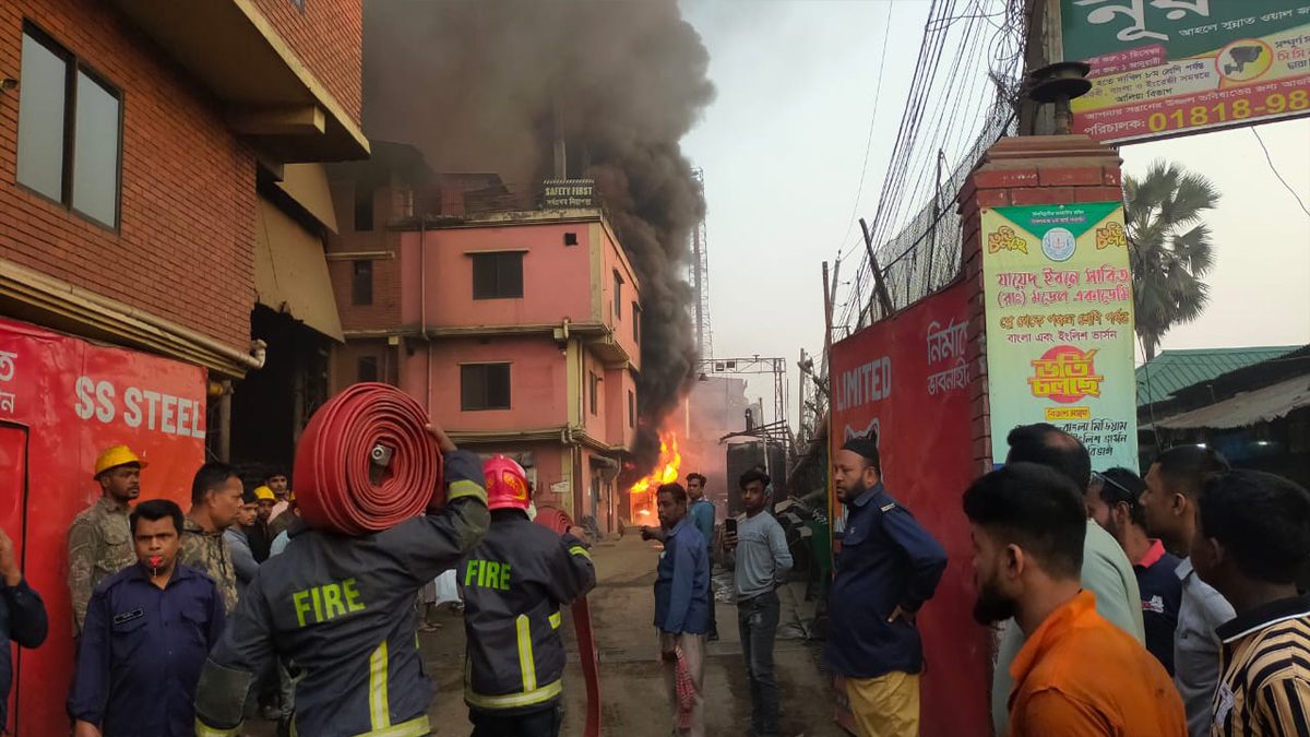 গাজীপুরে স্টিল কারখানার বৈদ্যুতিক ট্রান্সফরমারে আগুন