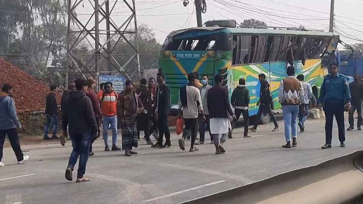 গাজীপুরে বাস উল্টে আহত ১৫
