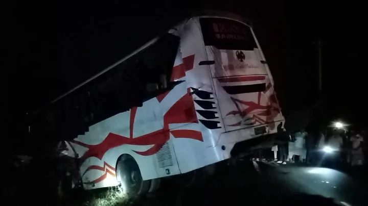 কুমিল্লায় নিয়ন্ত্রণ হারিয়ে যাত্রীবাহী বাস খাদে, আহত ৩০