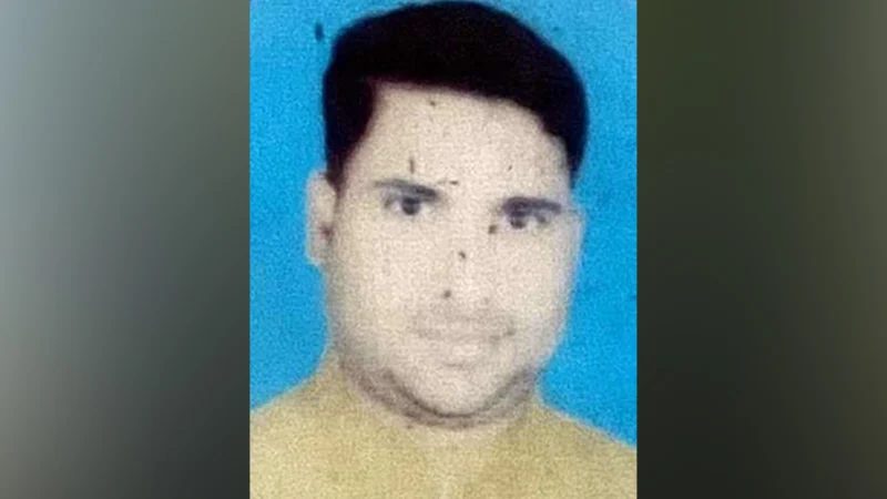 প্রকাশ্যে ইউপি সদস্যকে গুলি,পরে শরীরের উপর বসে জবাই করল দুর্বৃত্তরা