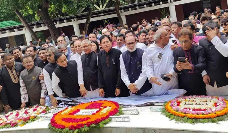 বঙ্গবন্ধুর সমাধিতে সুপ্রিম কোর্ট বার নেতৃবৃন্দের শ্রদ্ধা