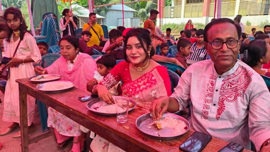 ১ কেজি চাল ও ১০ টাকা করে দিয়ে ৬০০পরিবার খেলো পান্তা-ইলিশ