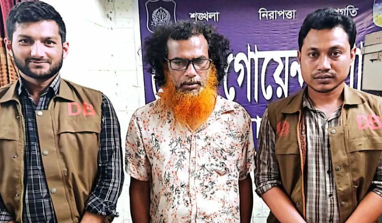 পুলিশ দেখে পালাতে গিয়ে আটক ডাক্তার, লুঙ্গির কুচিতে মিলল ইয়াবা