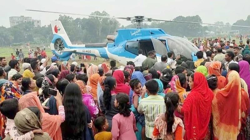 মায়ের ইচ্ছে পূরণে হেলিকপ্টারে বউ আনলেন প্রবাসী ছেলে