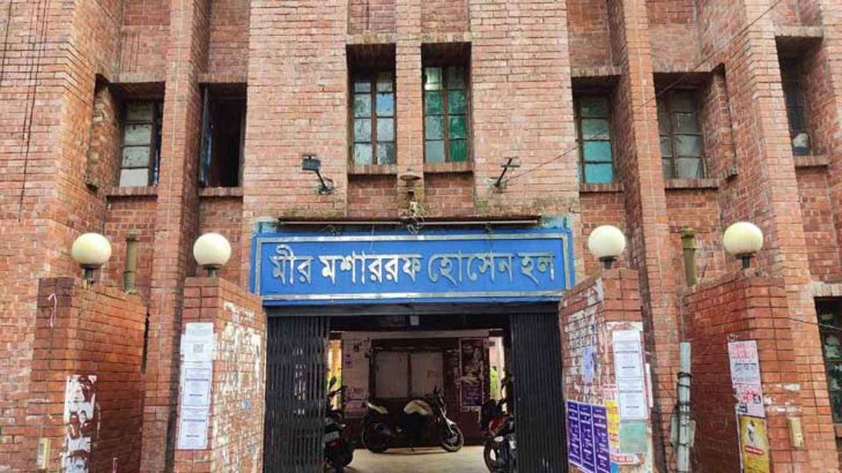 জাবির আবাসিক হলে স্বামীকে আটকে রেখে স্ত্রীকে ধর্ষণ, আটক ৩