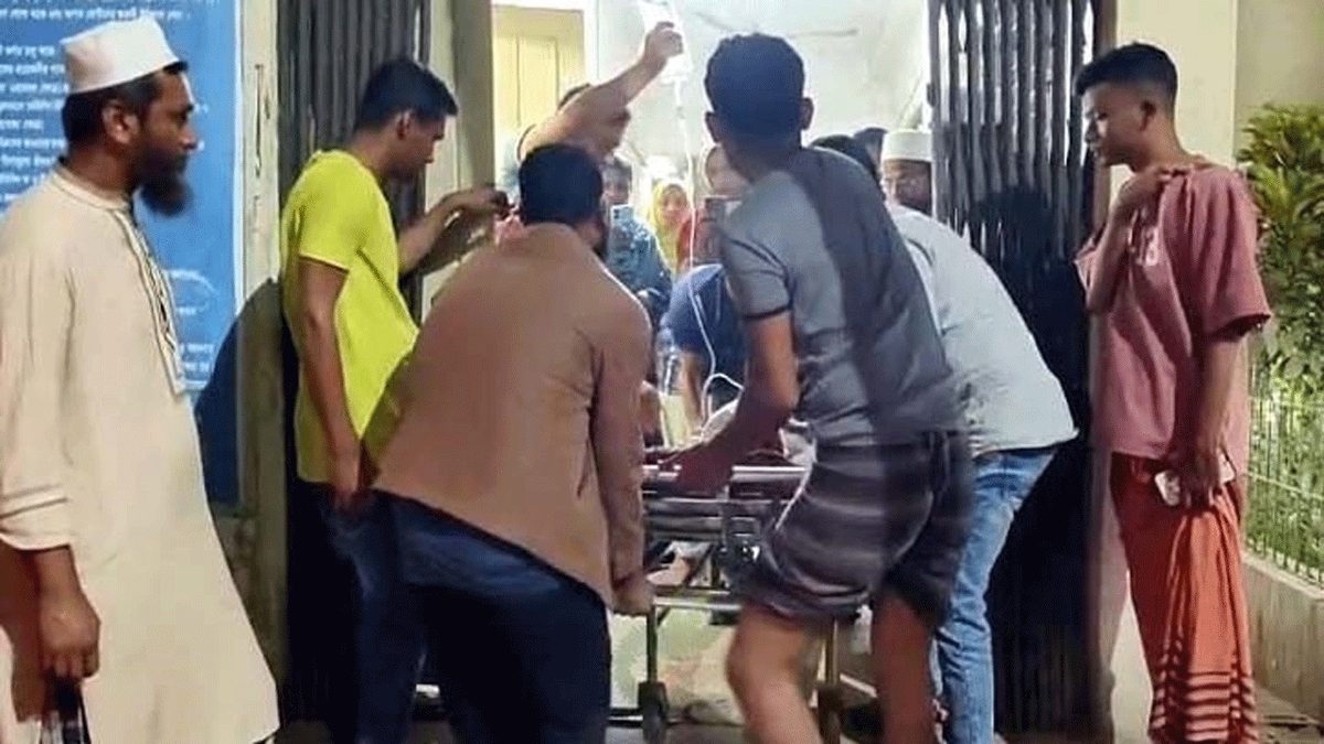 বাড়ির সামনেই জামায়াত কর্মীকে কুপিয়ে জখম