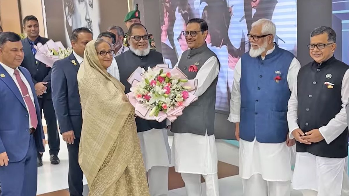 দেশে ফিরেছেন প্রধানমন্ত্রী