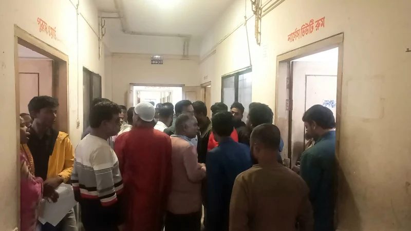 হাসপাতালে দুপুরের খাবার না পেয়ে বিক্ষোভ
