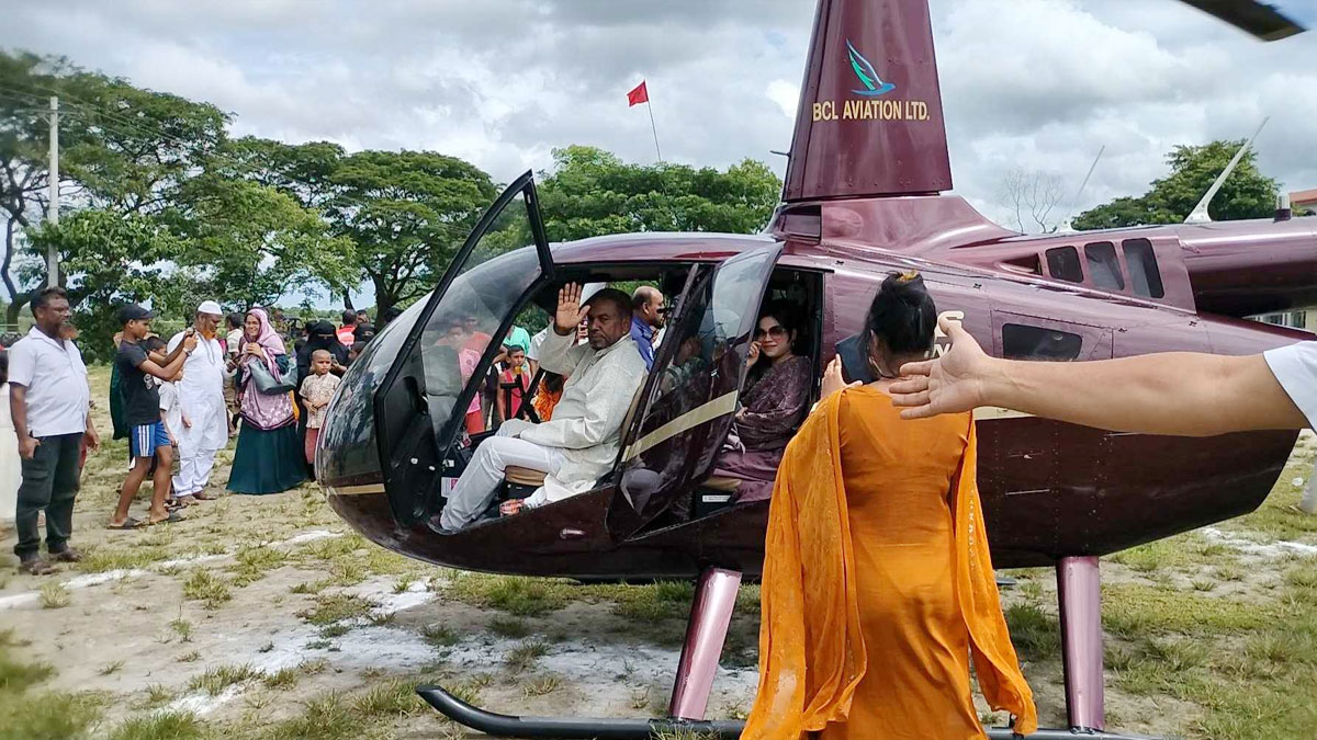 হেলিকপ্টারে চড়িয়ে বৃদ্ধ বাবা-মায়ের স্বপ্ন পূরণ করলেন ছেলে