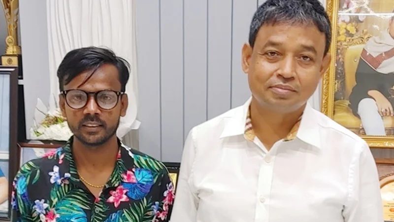 ডিবি কার্যালয়ে হিরো আলম