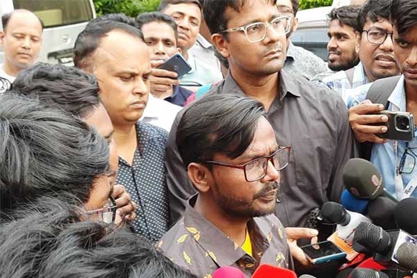 হঠাৎ ডিবি কার্যালয়ে হিরো আলম